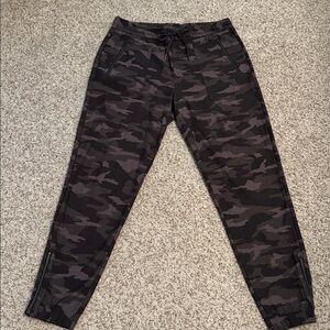 Athleta Fallaron Camo Sweatpants Size: 8 ✨